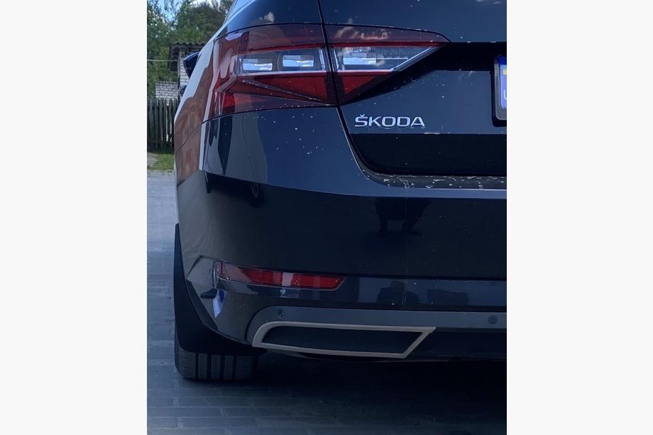 Skoda Superb 2015-2024 Heckstoßstangen-Endschutzleisten Carmos (3 Stk, Edelstahl) Foto 2