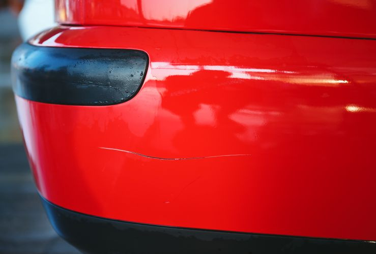 Wie entferne ich einen Kratzer von einer Autokarosserie?