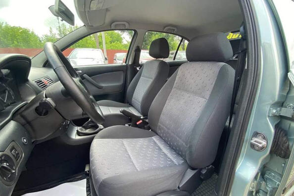 So pflegen Sie den Stoffinnenraum eines Autos richtig