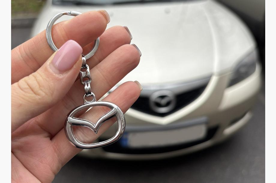 Mazda Metallschlüsselanhänger mit Mazda Logo Image