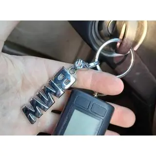 Metallschlüsselanhänger mit BMW Logo Foto 1