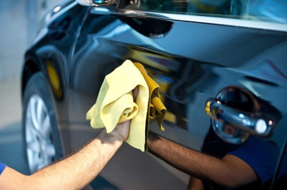 So entfernen Sie Klebebandspuren von einem Auto: wirksame Mittel und nützliche Tipps