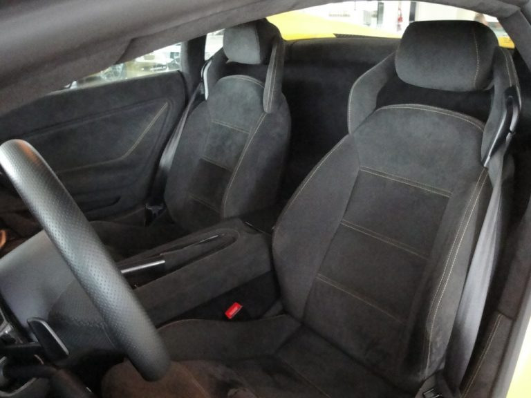 Wie pflegt man Alcantara-Autositze richtig?