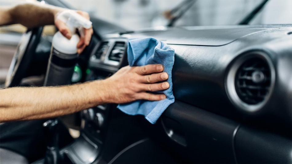 Wie pflegt man Kunststoff im Autoinnenraum richtig?