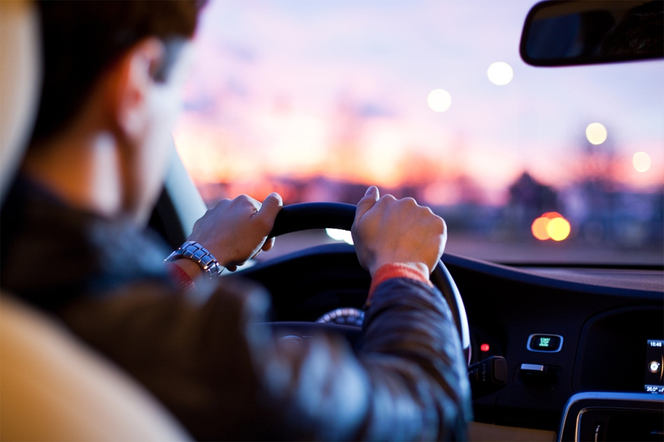 So reduzieren Sie Rückenbeschwerden bei langen Autofahrten