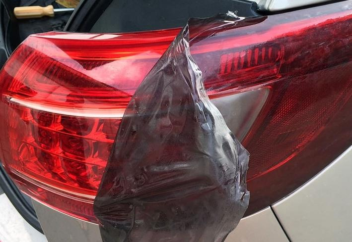 Wie entferne ich die Tönungsfolie von Autoscheinwerfern?