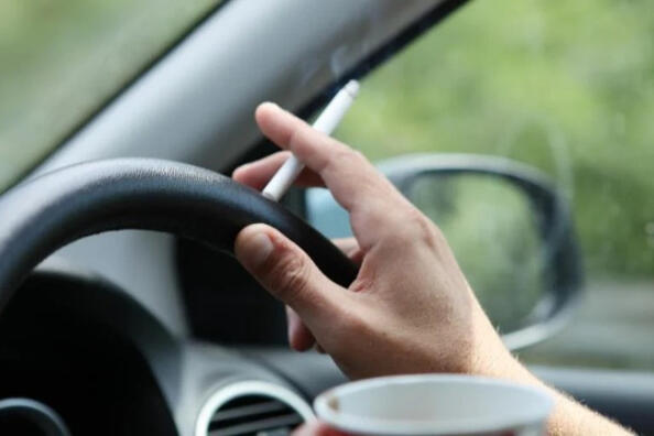 Wie beseitigt man den Tabakgeruch im Autoinnenraum?