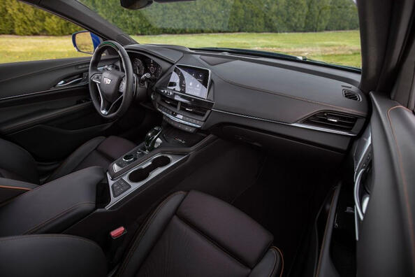 Cadillac CT4: Luxus, Leistung und Technologie in einer kompakten Limousine Foto 6