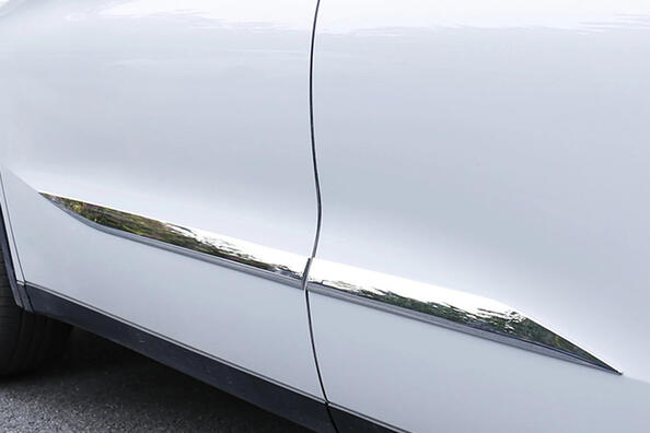 So installieren Sie Zierleisten mit Ihren eigenen Händen an einem Auto