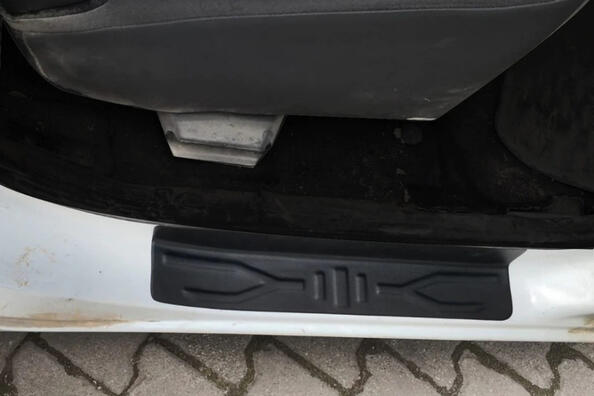 So installieren Sie Kunststoffverkleidungen richtig an Autoschwellen
