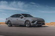 Rückblick auf die aktualisierte Limousine des Hyundai Sonata der achten Generation Foto 3