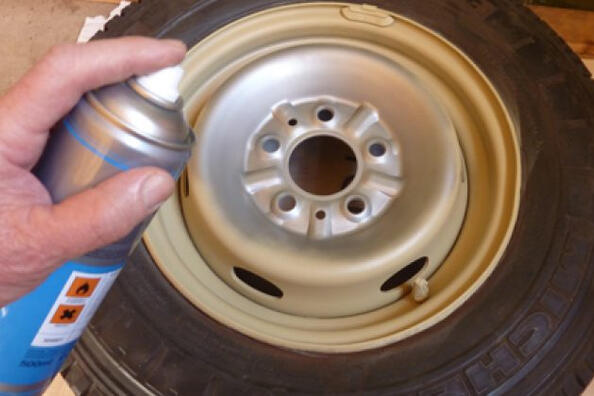 So aktualisieren Sie die Stahlfelgen eines Autos mit Ihren eigenen Händen