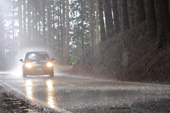 Wie man bei Regenwetter richtig Auto fährt