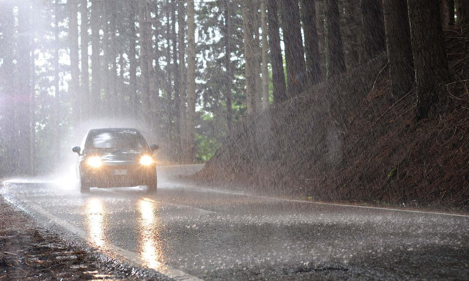 Wie man bei Regenwetter richtig Auto fährt
