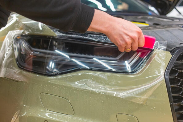 Welche Folie eignet sich am besten zum Schutz von Autoscheinwerfern?