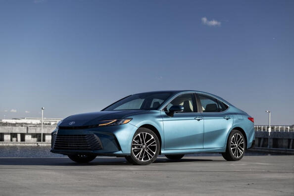 Toyota Camry 9. Generation: Komfort und Technologie auf einem neuen Niveau Foto 1