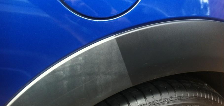 Womit kann man den schwarzen Kunststoff eines Autos schwärzen?