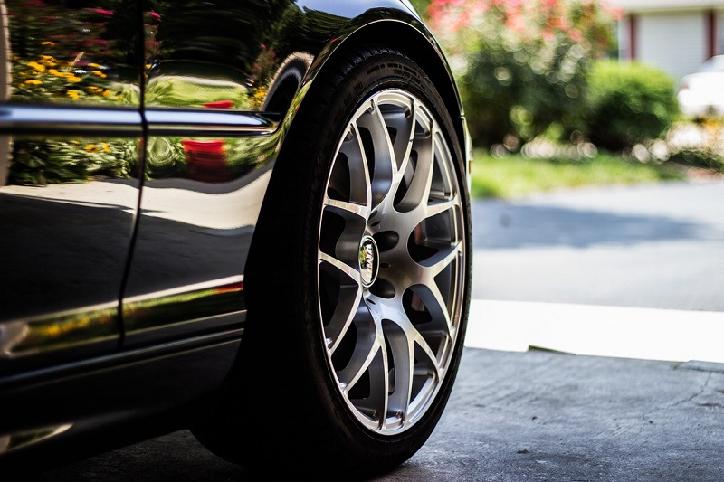 Wie kann man den Glanz von Auto-Leichtmetallfelgen wiederherstellen?