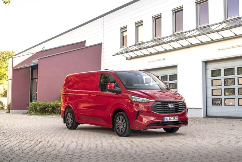 Ford Transit Custom II Generation: ein zuverlässiger Assistent für das Geschäft