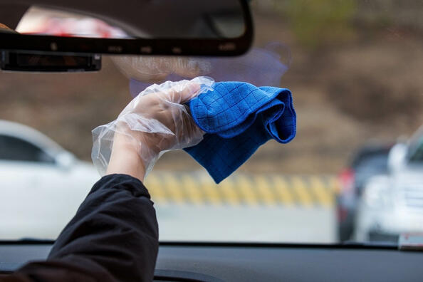 So entfernen Sie Streifen auf der Autoscheibe: Tipps und Life-Hacks