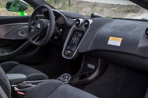 Alcantara oder Öko-Leder: Was soll man für den Autoinnenraum wählen?
