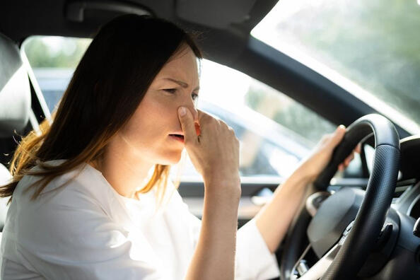 Wie neutralisiert man effektiv den unangenehmen Geruch im Autoinnenraum?