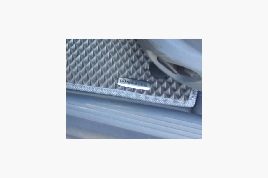 Mercedes-Benz Mercedes Aluminium Emblem für Fußmatten (1 Stk) Foto 6
