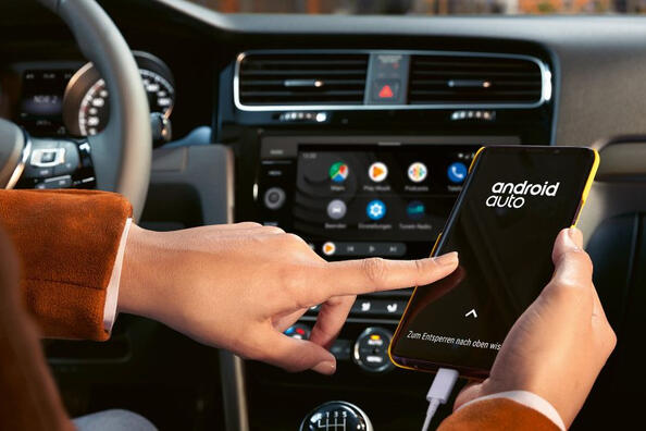 Moderne Methoden zur Verbindung eines Smartphones mit einem Auto