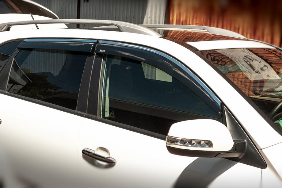 Kia Sorento II XM 2009-2014 Windabweiser mit Chromleiste (4 Stk, Niken) Image