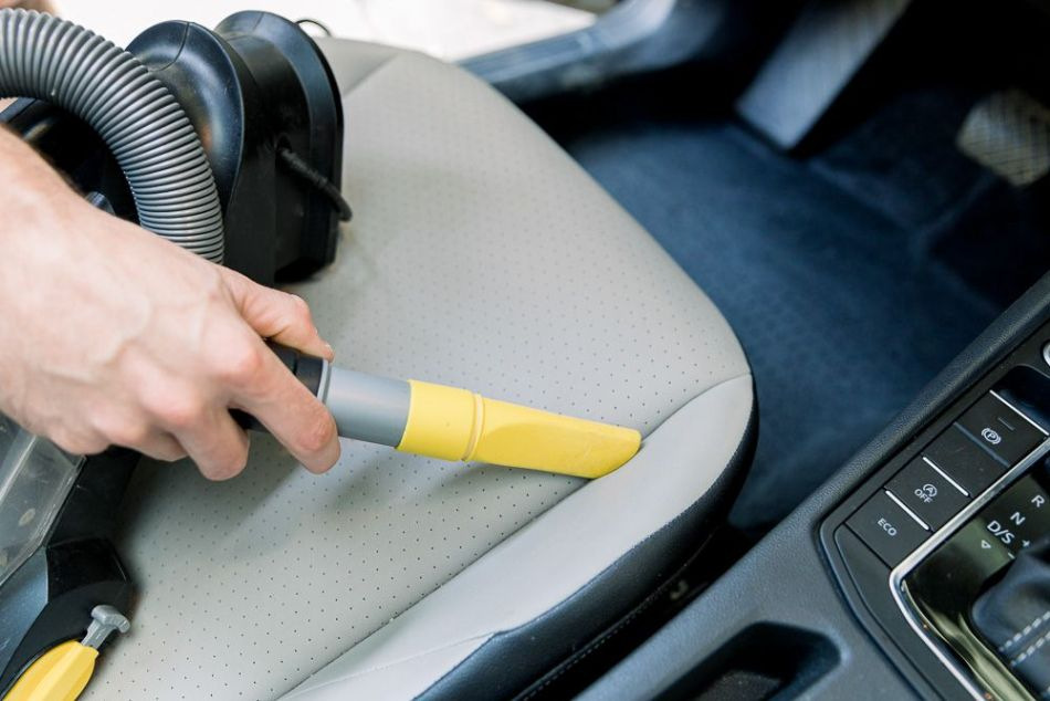 Wie reinigt man schwer zugängliche Stellen im Auto?