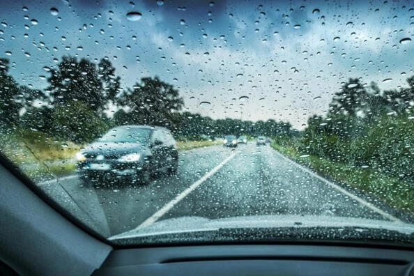 So vermeiden Sie einen Unfall auf nasser Fahrbahn: einige Tipps