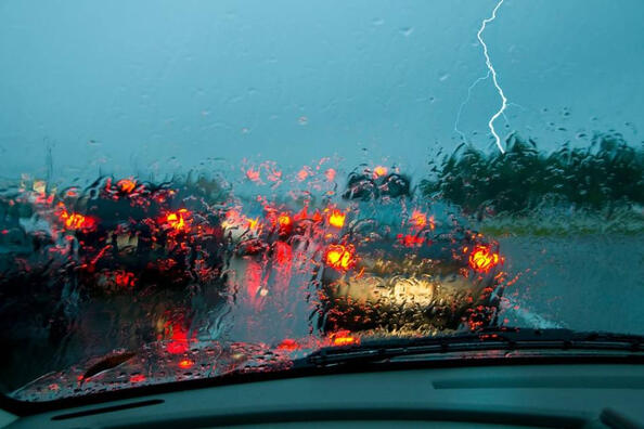 Wenn ein Gewitter im Auto erfasst wird: Was tun?