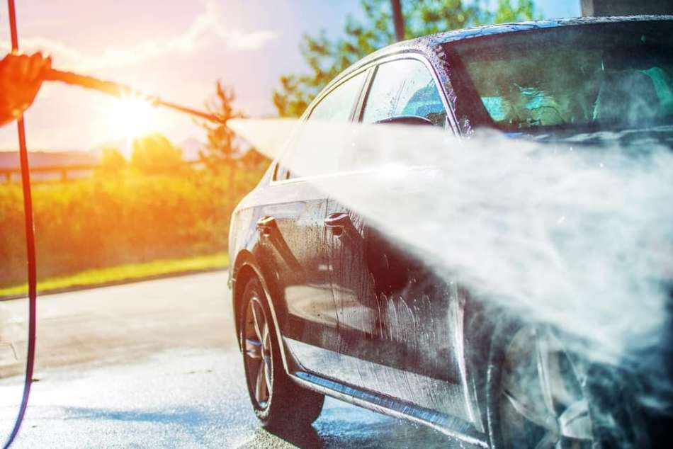 Wie wäscht man ein Auto bei heißem Wetter richtig?