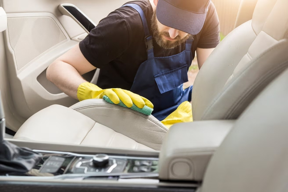 Flüssigleder: Rettung für den Autoinnenraum