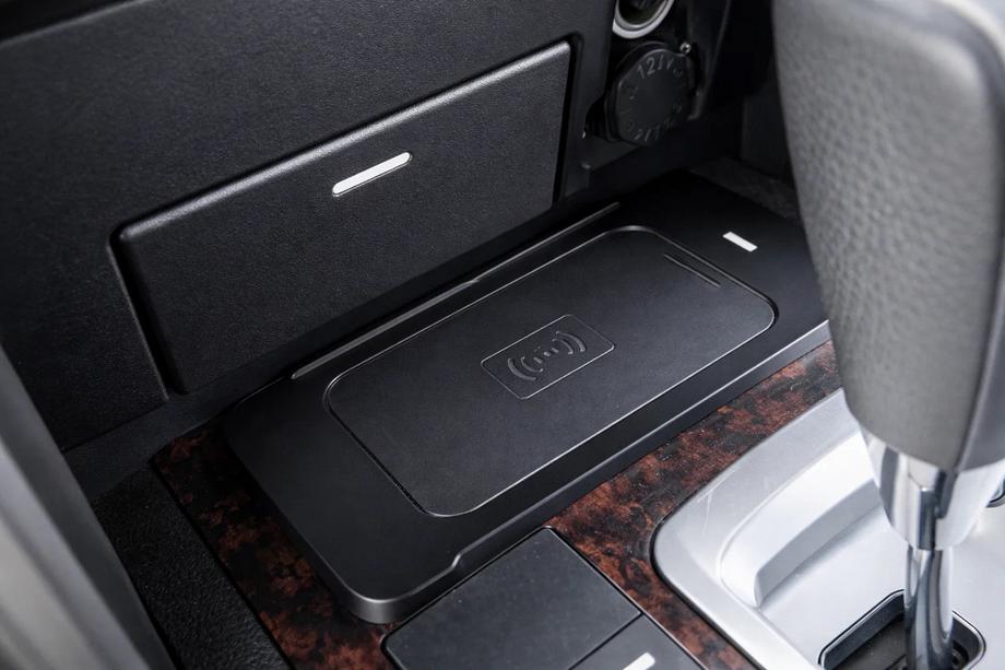 Toyota Land Cruiser 200 2007-2021 Kabelloses Handy-Ladegeraet Set (2007-2015) Foto 1