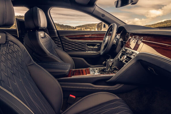 Bentley Flying Spur: eine Luxuslimousine, die Tradition und Technologie vereint Foto 6