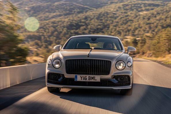 Bentley Flying Spur: eine Luxuslimousine, die Tradition und Technologie vereint Foto 2