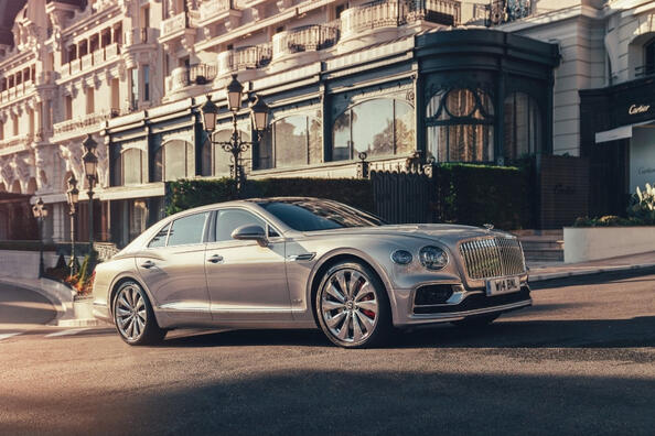 Bentley Flying Spur: eine Luxuslimousine, die Tradition und Technologie vereint Foto 1