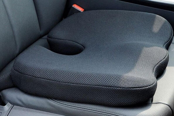 Wir wählen ein orthopädisches Kissen für den Autositz
