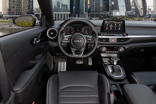 Überblick über die stilvolle und praktische Stadtlimousine KIA Cerato Foto 5