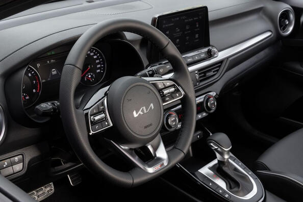 Überblick über die stilvolle und praktische Stadtlimousine KIA Cerato Foto 4