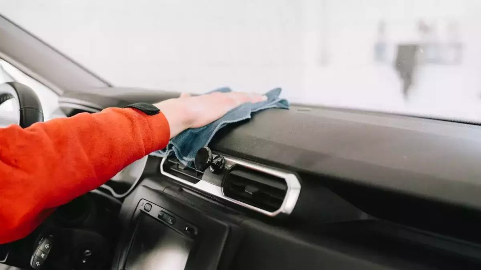 Wie kann man Kunststoff im Autoinnenraum restaurieren?