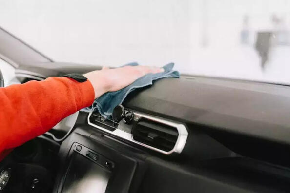 Wie kann man Kunststoff im Autoinnenraum restaurieren?