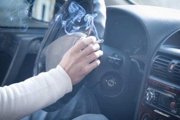 So entfernen Sie den Zigarettengeruch im Auto