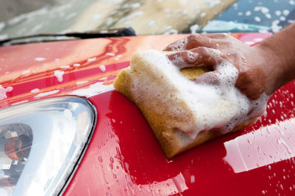Was ist besser zum Autowaschen: Bürste oder Schwamm?