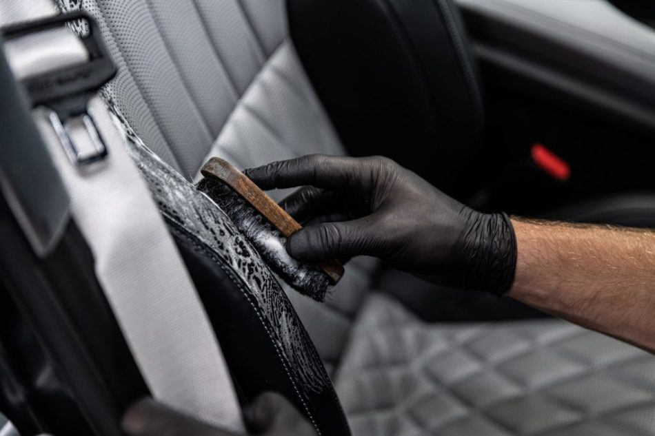 Wie entfernt man Schimmel im Autoinnenraum?