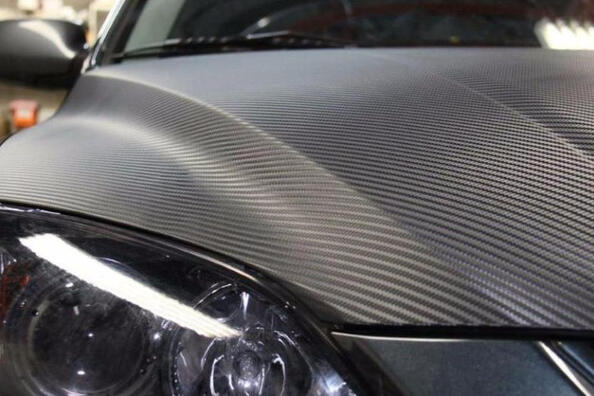 Mit eigenen Händen Kohlenstofffolie von einem Auto entfernen: praktische Tipps