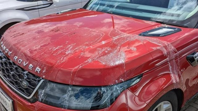 Was tun, wenn das Auto mit Farbe oder Säure bedeckt ist?