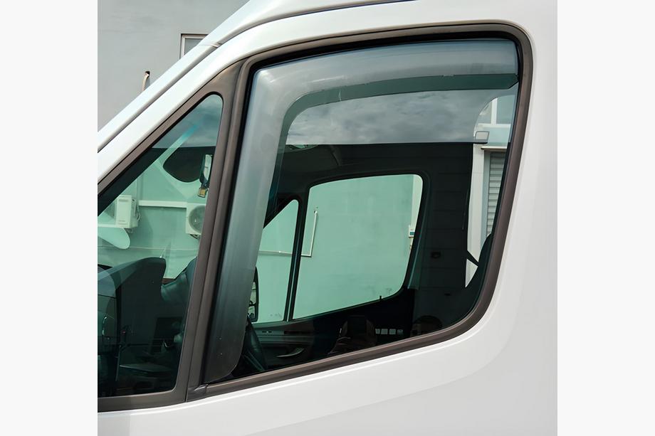 Mercedes Sprinter W907/W910 2018- Einschub-Windabweiser (halbtransparent, 2 Stk., Cagatay) Foto 1