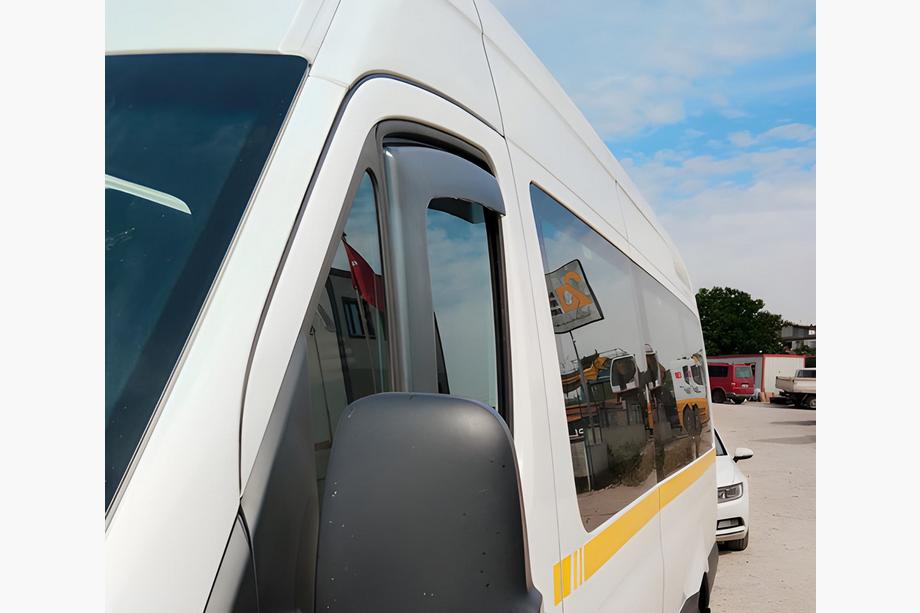 Mercedes Sprinter W907/W910 2018- Einschub-Windabweiser (halbtransparent, 2 Stk., Cagatay) Foto 2